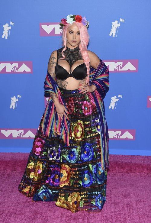 Lily Barrios con una falda de estampado de flores en los Premios VMA'S 2018