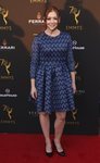 Alyson Hannigan con un vestido en tonos azules y negros em los premios 70 Emmy 2018