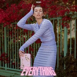 Milla Jovovich posando para la nueva colección otoño/invierno 2018/2019 de Kenzo