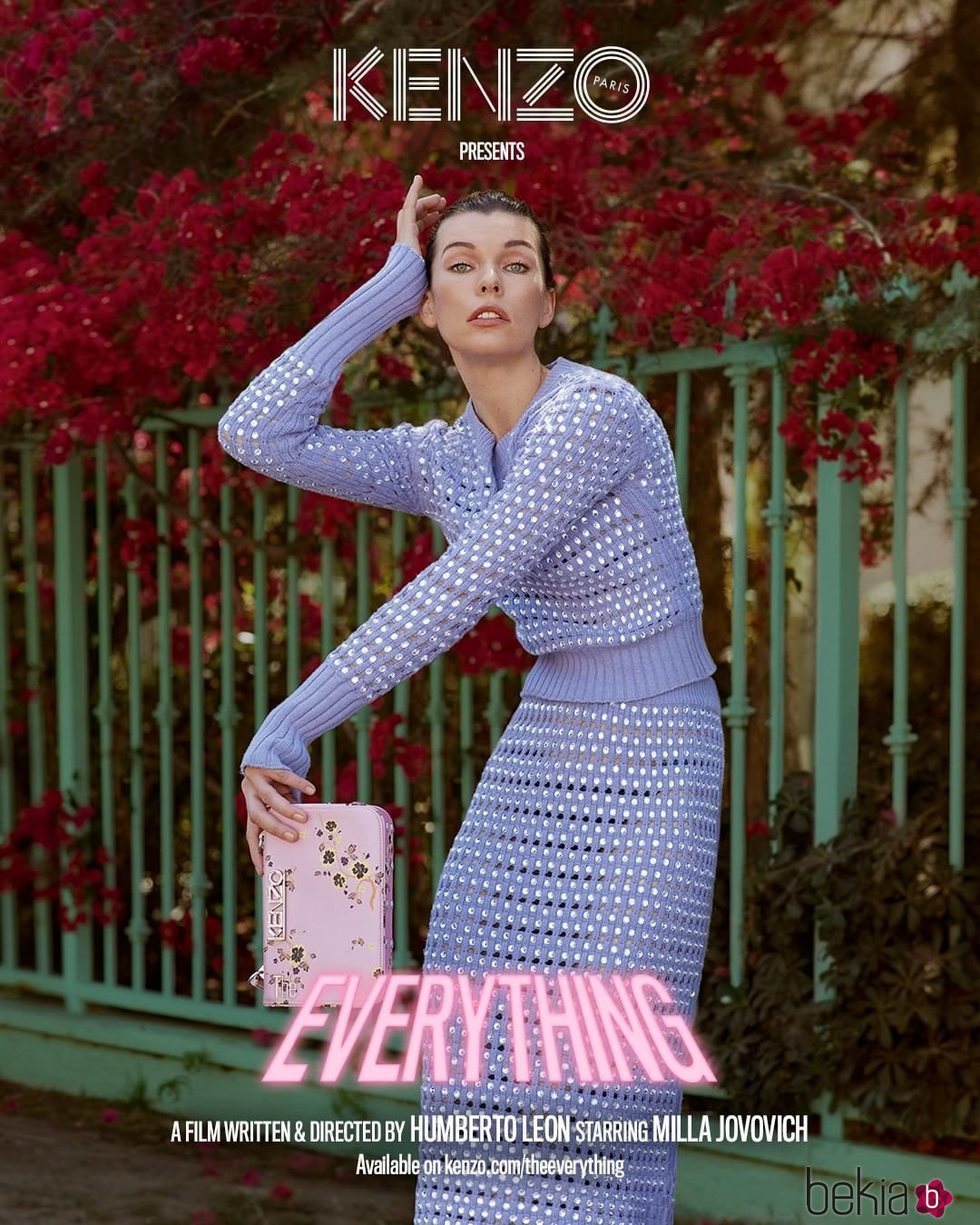 Milla Jovovich posando para la nueva colección otoño/invierno 2018/2019 de Kenzo