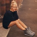 Ela Pataky con unas zapatillas con purpurina de la nueva colección de otoño/invierno 2018/2018 de Gioseppo