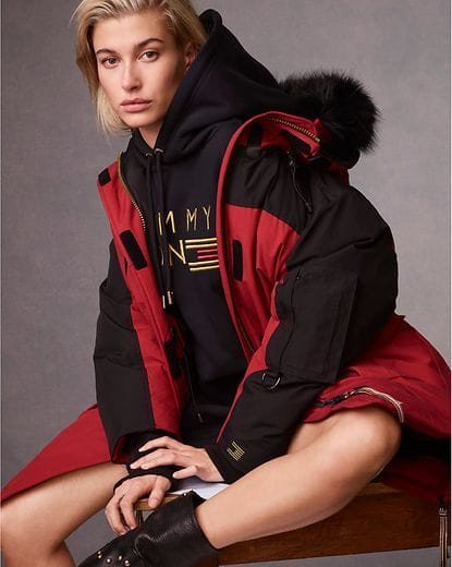 Hailey Baldwin con un abrigo de pelo de la nueva colección de otoño 2018 de Tommy Hilfiger