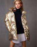 Hailey Balwin con un abrigo dorado de la nueva colección de otoño 2018 de Tommy Hilfiger