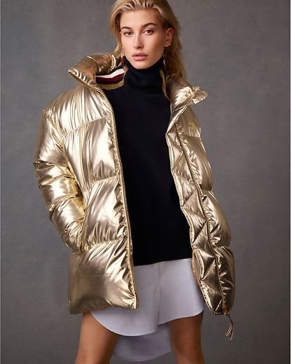 Hailey Balwin con un abrigo dorado  de la nueva colección de otoño 2018 de Tommy Hilfiger