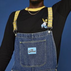 Modelo con un peto vaquero con tirantes de Los Simpson de la nueva colección cápsula de Asos 2018