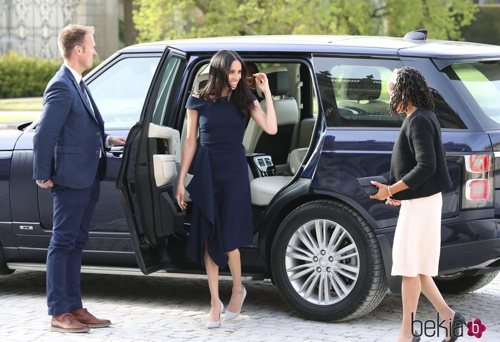 Meghan Markle con un vestido azul noche en el día anterior a su boda