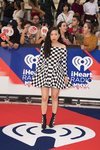 Awkwafina con un vestido de cuadros blancos y negros en I Heart Radio 2018