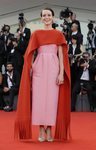 Claire Foy con un vestido bicolor en la apertura del Festival de Cine de Venecia 2018