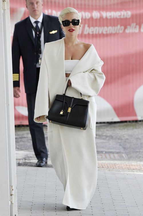 Lady Gaga con un total white en Venecia