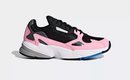 Zapatilla negra y rosa de la colección 'Falcon' de adidas Originals
