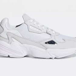 Zapatilla blanca de la colección 'Falcon' de adidas Originals
