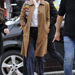 Natalie Portman con una gabardina larga en Venecia