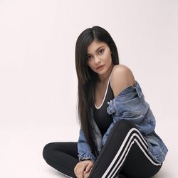 Kylie Jenner posa con las nuevas 'Falcon' de adidas Originals