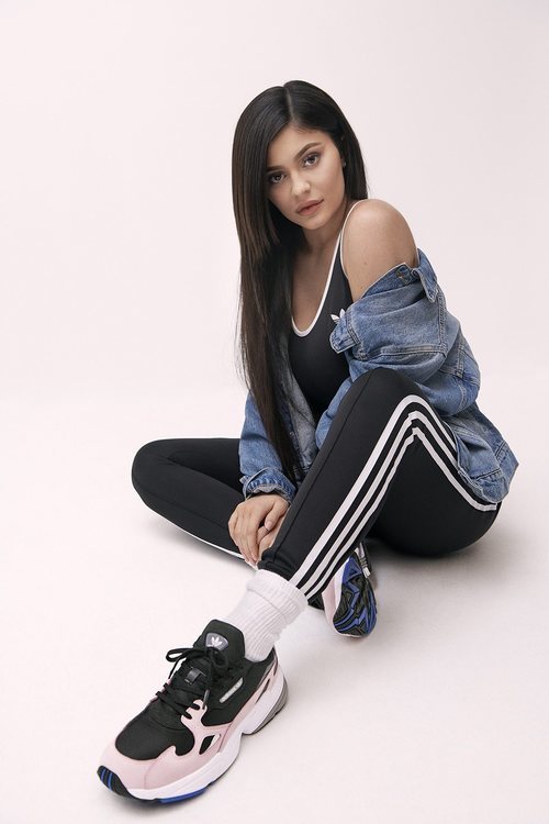 Kylie Jenner posa con las nuevas 'Falcon' de adidas Originals
