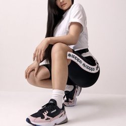 Kylie Jenner en la nueva campaña de adidas Originals de la colección 'Falcon'