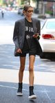 Kaia Gerber con unas mallas y americana oversized en Nueva York