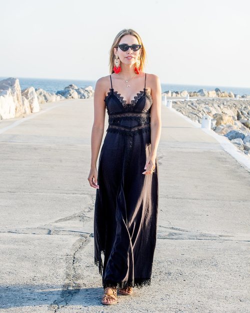 Rosanna Zanetti con un vestido de color negro de la firma Charo Ruiz