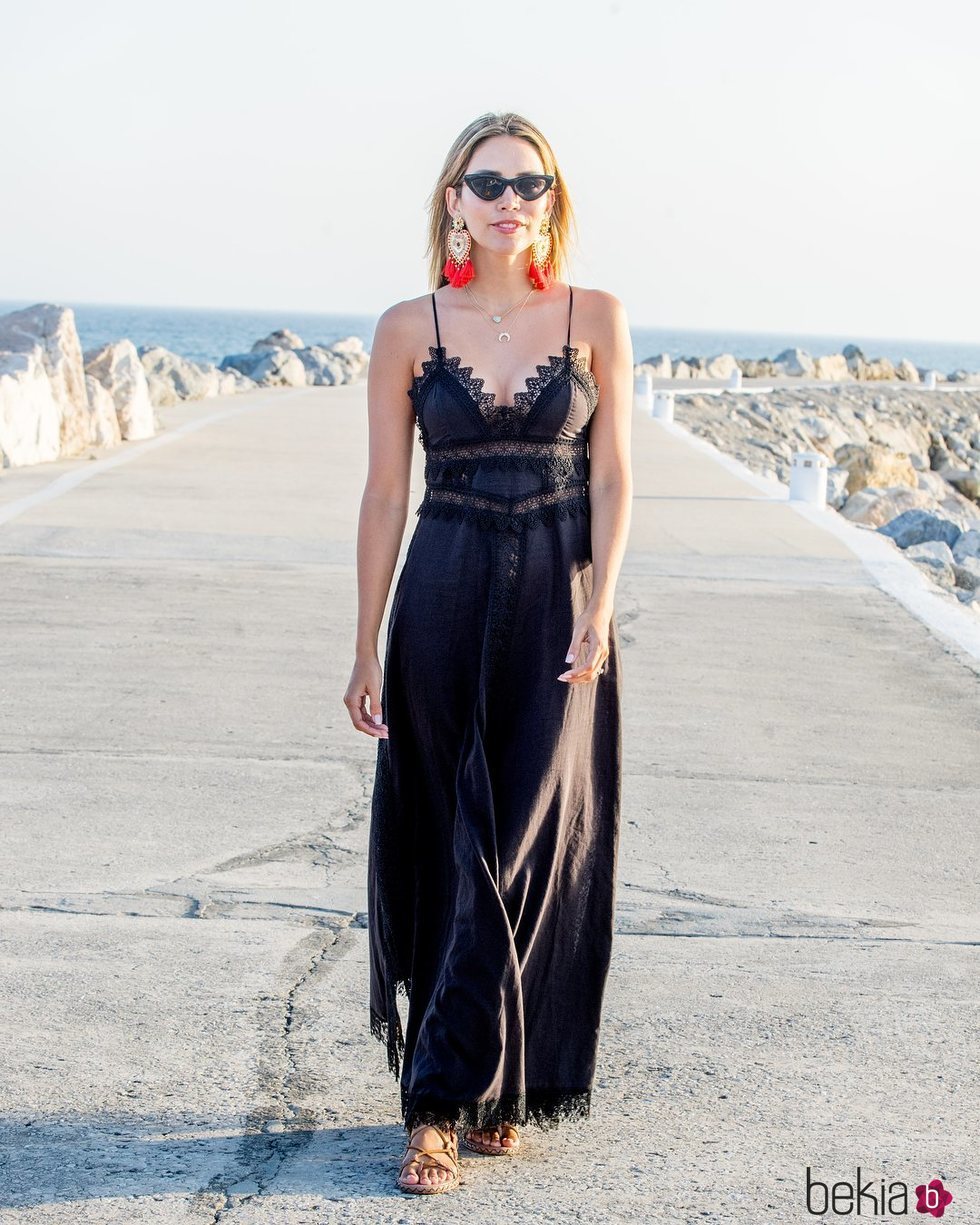 Rosanna Zanetti con un vestido de color negro de la firma Charo Ruiz