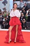 Bianca Balti con una falda asimétrica en el Festival Internacional de Cine de Venecia 2018