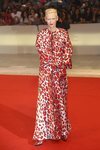 Tilda Swinton con una túnica en el Festival Internacional de Cine de Venecia 2018