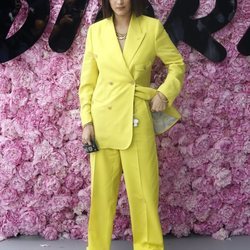 Bella Hadid con un total look neón en el desfile de Dior durante la París Fashion Week