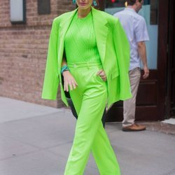 Blake Lively con un total look neón por las calles de Nueva York