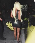 Kim Kardashian con una peluca verde lima neón a juego con su choche Mercerdes