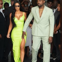 Kim Kardashian, junto a Kanye West, con un vestido verde lima neón de latex