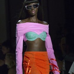Falda y top multicolor de Jeremy Scott primavera/verano 2019 en la New York Fashion Week