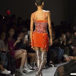 Total look glitter y naranja de Jeremy Scott primavera/verano 2019 en la New York Fashion Week