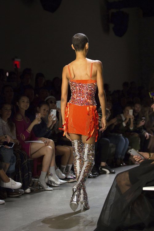 Total look glitter y naranja de Jeremy Scott primavera/verano 2019 en la New York Fashion Week
