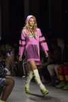 Vestido de sudadera de Jeremy Scott primavera/verano 2019 en la New York Fashion Week