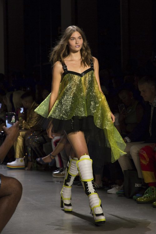Camisa color verde de Jeremy Scott primavera/verano 2019 en la New York Fashion Week