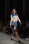 Look de cuero de Jeremy Scott primavera/verano 2019 en la New York Fashion Week