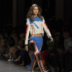 Look de cuero de Jeremy Scott primavera/verano 2019 en la New York Fashion Week