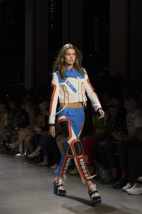 Look de cuero de Jeremy Scott primavera/verano 2019 en la New York Fashion Week