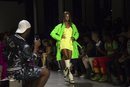 Vestido verde flúor de Jeremy Scott primavera/verano 2019 en la New York Fashion Week