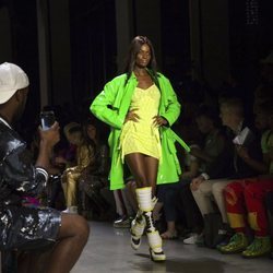 Vestido verde flúor de Jeremy Scott primavera/verano 2019 en la New York Fashion Week