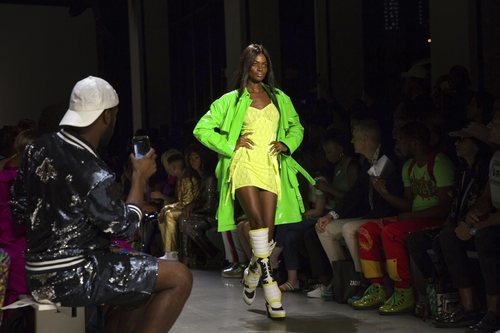 Vestido verde flúor de Jeremy Scott primavera/verano 2019 en la New York Fashion Week