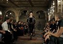 Modelo con un vestido fluido morado en el desfile de Ralph Lauren en la New York Fashion Week 2018