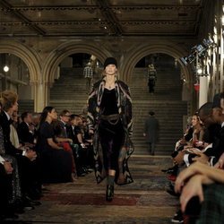 Modelo con un vestido fluido morado en el desfile de Ralph Lauren en la New York Fashion Week 2018