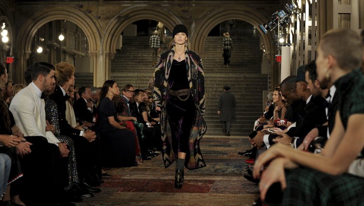 Modelo con un vestido fluido morado en el desfile de Ralph Lauren en la New York Fashion Week 2018