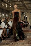 Modelo con un vestido largo en el desfile de Ralph Lauren en la New York Fashion Week 2018