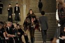 Kaia Gerber desfilando con una capa de pelo en el desfile de Ralph Lauren en la New York Fashion Week 2018