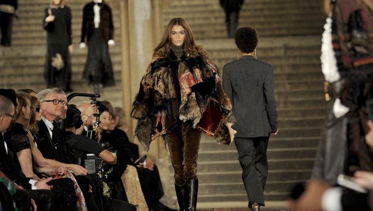 Kaia Gerber desfilando con una capa de pelo en el desfile de Ralph Lauren en la New York Fashion Week 2018
