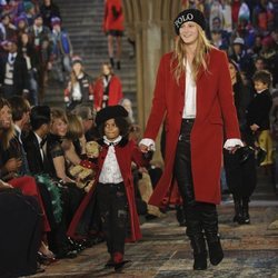 Modelo con un abrigo rojo en el desfile de Ralph Lauren en la New York Fashion Week 2018