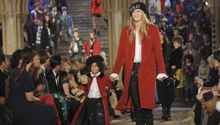 Modelo con un abrigo rojo en el desfile de Ralph Lauren en la New York Fashion Week 2018