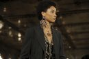 Modelo con unos enormes pendientes de pedrería en el desfile de Ralph Lauren en la New York Fashion Week 2018