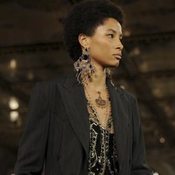 Modelo con unos enormes pendientes de pedrería en el desfile de Ralph Lauren en la New York Fashion Week 2018