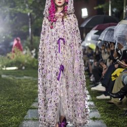 Vestido con capucha de flores de Rodarte primavera/verano 2019 en la New York Fashion Week